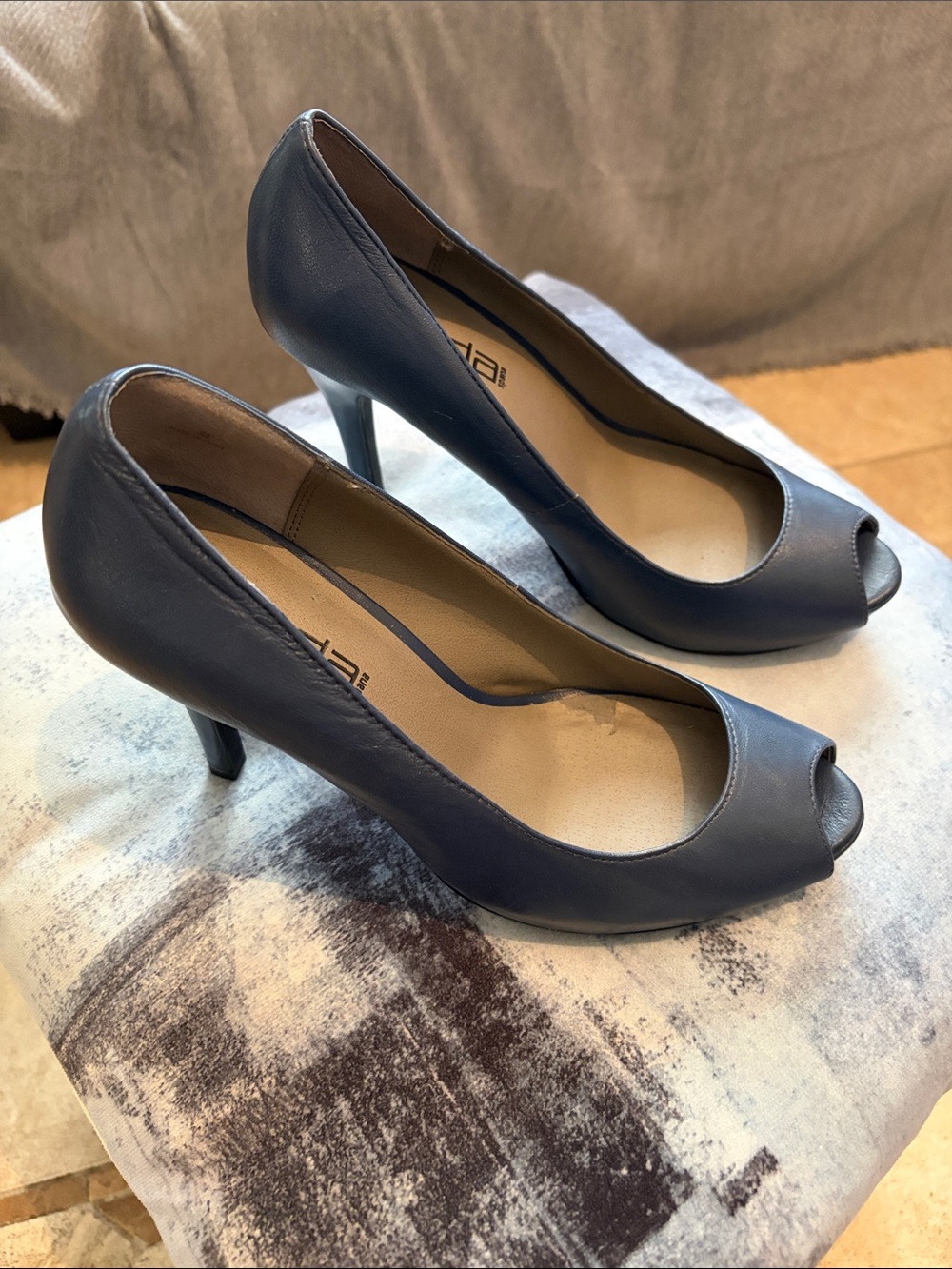Peep-Toe Leather Pumps in Navy - Moda Spana